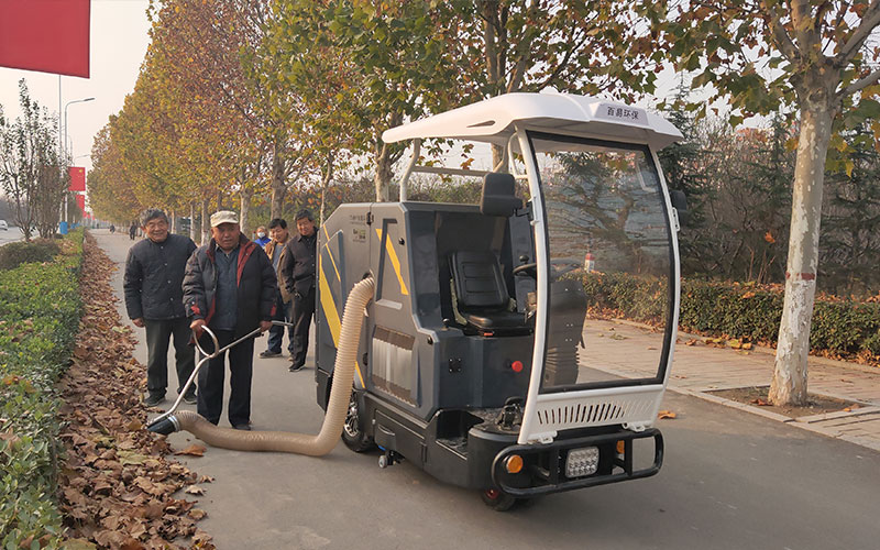 小(xiǎo)型驾驶式树叶收集車(chē)BY-T5