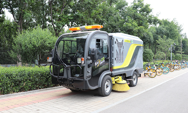 冬季，环卫道路的降尘离不开電(diàn)动清扫車(chē)和高压清洗車(chē)