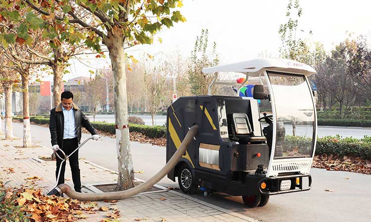 驾驶式小(xiǎo)型树叶收集車(chē)人行道树叶收集作业