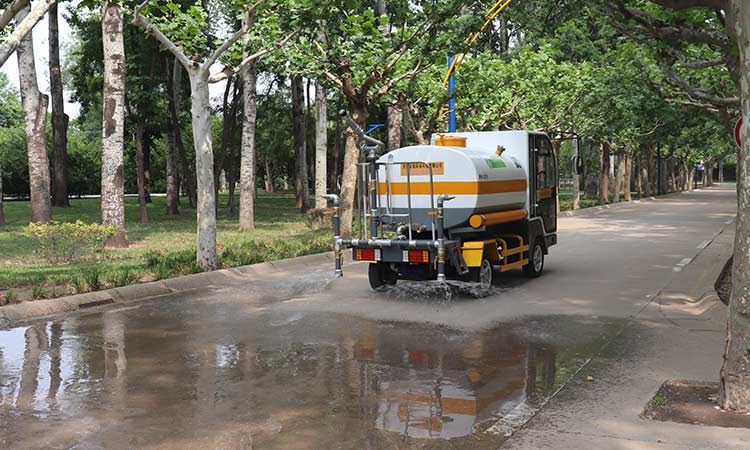 小(xiǎo)型洒水車(chē)道路撒水