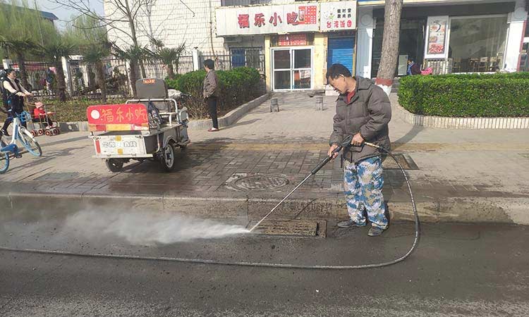 环卫路面油污就用(yòng)三轮高温高压清洗車(chē)