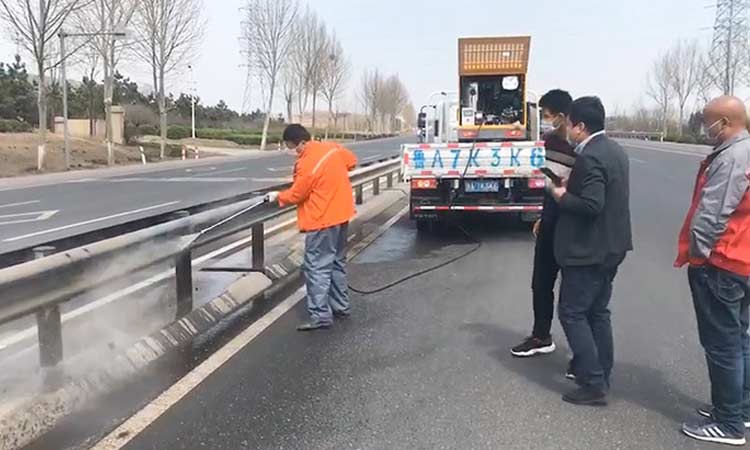 多(duō)功能(néng)高压清洗車(chē)道路道路护栏清洗作业现场