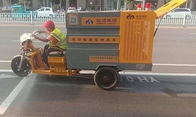 電(diàn)动高压清洗車(chē)现身东明城區(qū) 环卫保洁作业更趋精细化