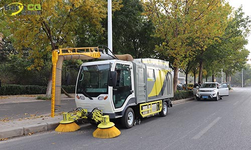 城市树叶收集車(chē)轻松解决人行道花(huā)坛落叶收集难题