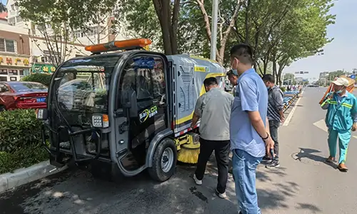 近日发往青岛的小(xiǎo)型電(diàn)动洗扫車(chē)客户试車(chē)體(tǐ)验