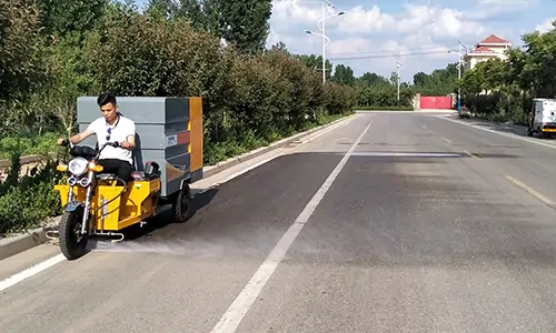 道路高压清洗車(chē)是一款道路冲洗，水扫多(duō)用(yòng)途電(diàn)动环卫设备