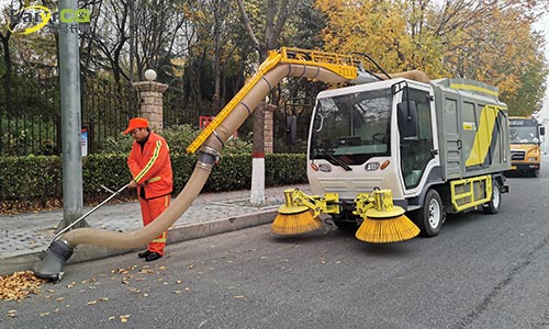 百易环保破碎树叶收集車(chē)用(yòng)途广泛树叶枯枝收集效果好