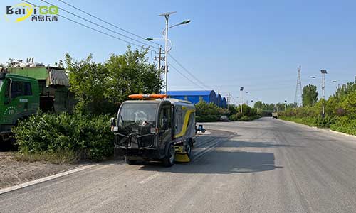 小(xiǎo)型道路洗扫車(chē)，道路清洁高效无扬尘