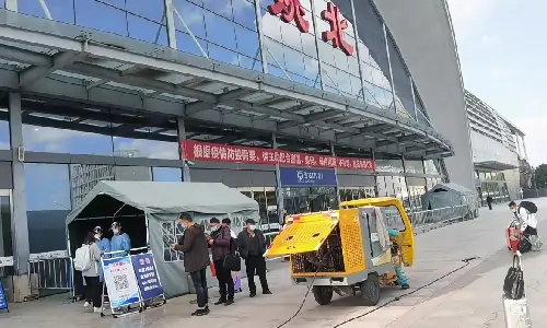 三轮高压清洗車(chē)冲在一線(xiàn)，火車(chē)站清洁效果“不一般”