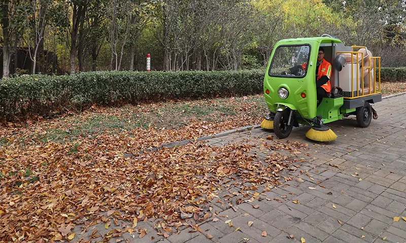 小(xiǎo)型三轮树叶收集車(chē)，零散落叶收集有(yǒu)奇效！使用(yòng)方式，运用(yòng)场景一起来了解一下吧！