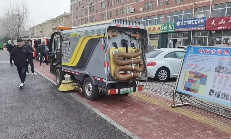 纯電(diàn)动洗扫車(chē)现场试車(chē)，人行道路面洗扫引起关注，行人连连夸赞！