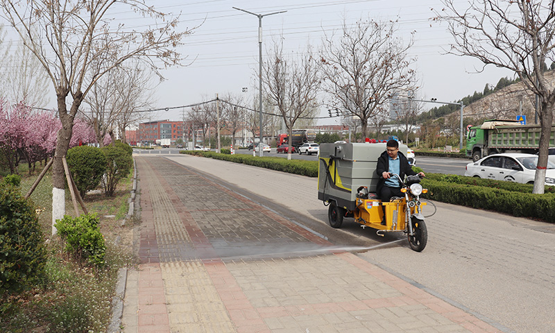 市政道路及景區(qū)道路狭窄难以通行，卫生治理(lǐ)难度大？别担心，一辆三轮多(duō)功能(néng)高压清洗車(chē)即可(kě)解决！