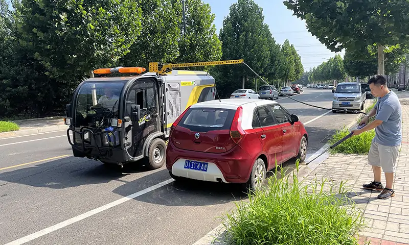 纯電(diàn)动洗扫車(chē)辅道人行道显身手！狭窄道路洗扫，高压冲洗人行道，車(chē)辆过后地面整洁又(yòu)卫生！