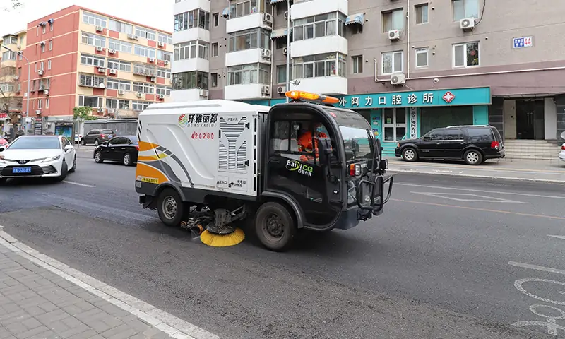 小(xiǎo)型纯電(diàn)动洗扫車(chē)街(jiē)头实拍，道路洗扫无扬尘，打造美好生活环境！