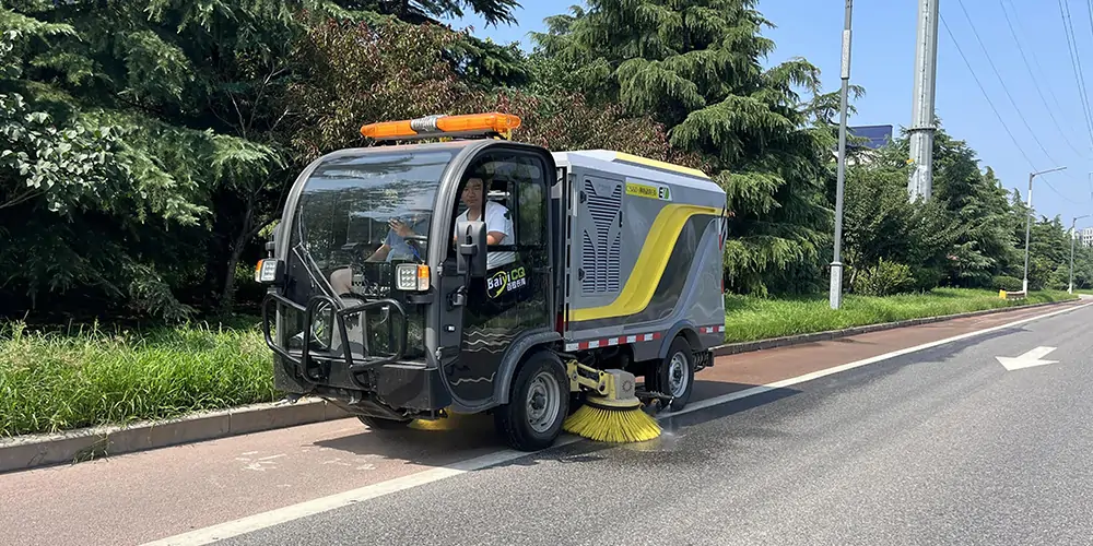 道路洗扫車(chē)_路面污渍清洁“专家”_電(diàn)动洗扫車(chē)_环卫洗扫車(chē)_小(xiǎo)型洗扫車(chē)