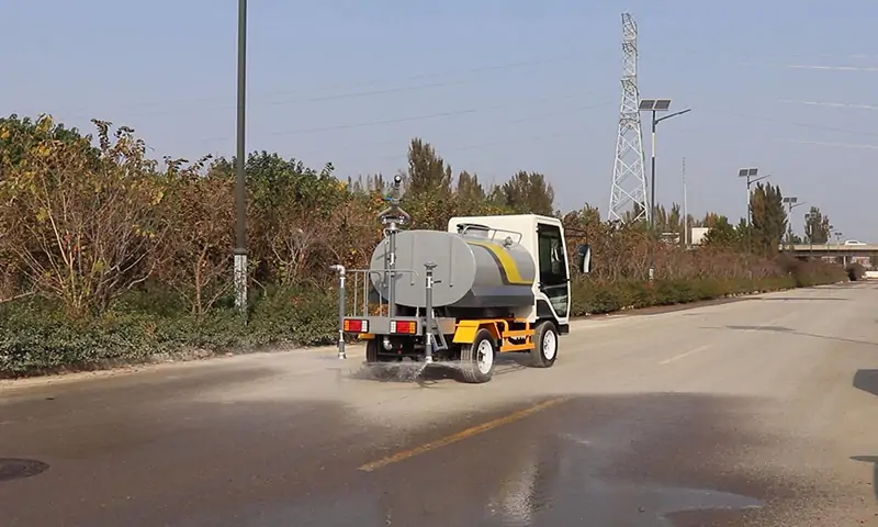 四轮洒水車(chē)：城市建设的得力助手