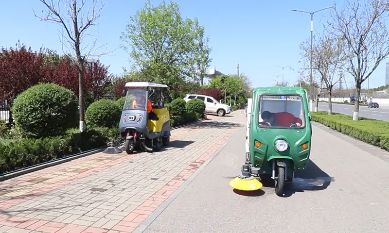 高效环保：纯電(diàn)动清扫車(chē)与高压冲洗車(chē)的联合作业