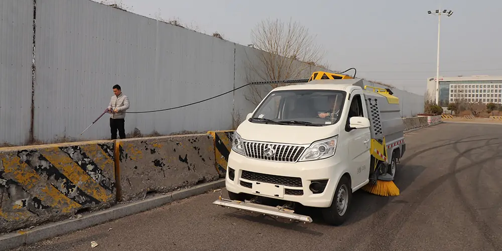 道路洗扫車(chē)_路面污渍清洁“专家”_電(diàn)动洗扫車(chē)_环卫洗扫車(chē)_小(xiǎo)型洗扫車(chē)