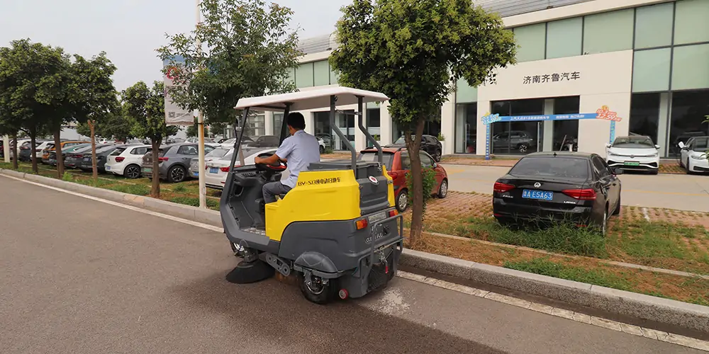 纯電(diàn)动树叶收集車(chē)_多(duō)功能(néng)树叶收集車(chē)_吸树叶的机器_扫树叶神器