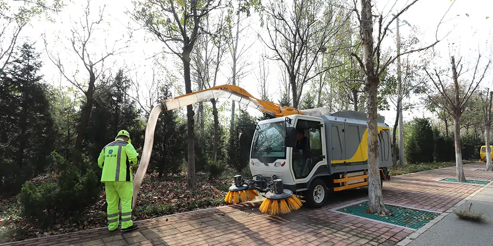 吸入式树叶收集車(chē),破碎树叶收集車(chē),强力吸树叶收集車(chē),大型树叶收集清扫車(chē)