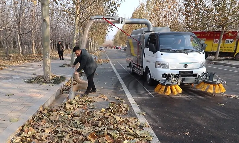 新(xīn)能(néng)源树叶收集車(chē)：助力城市清洁的环保利器